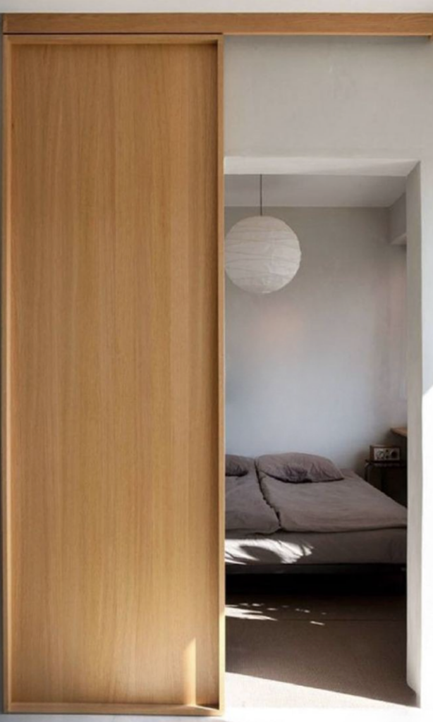 Lükandsüsteem, kinnitus seinapealse riputuspuuga, peal kattesirm, puidu tooni.