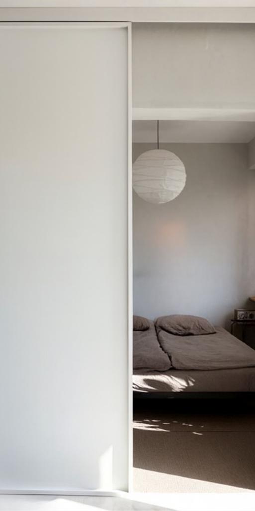 Lükandsüsteem, kinnitus seinapealse riputuspuuga, peal kattesirm, valget värvi.