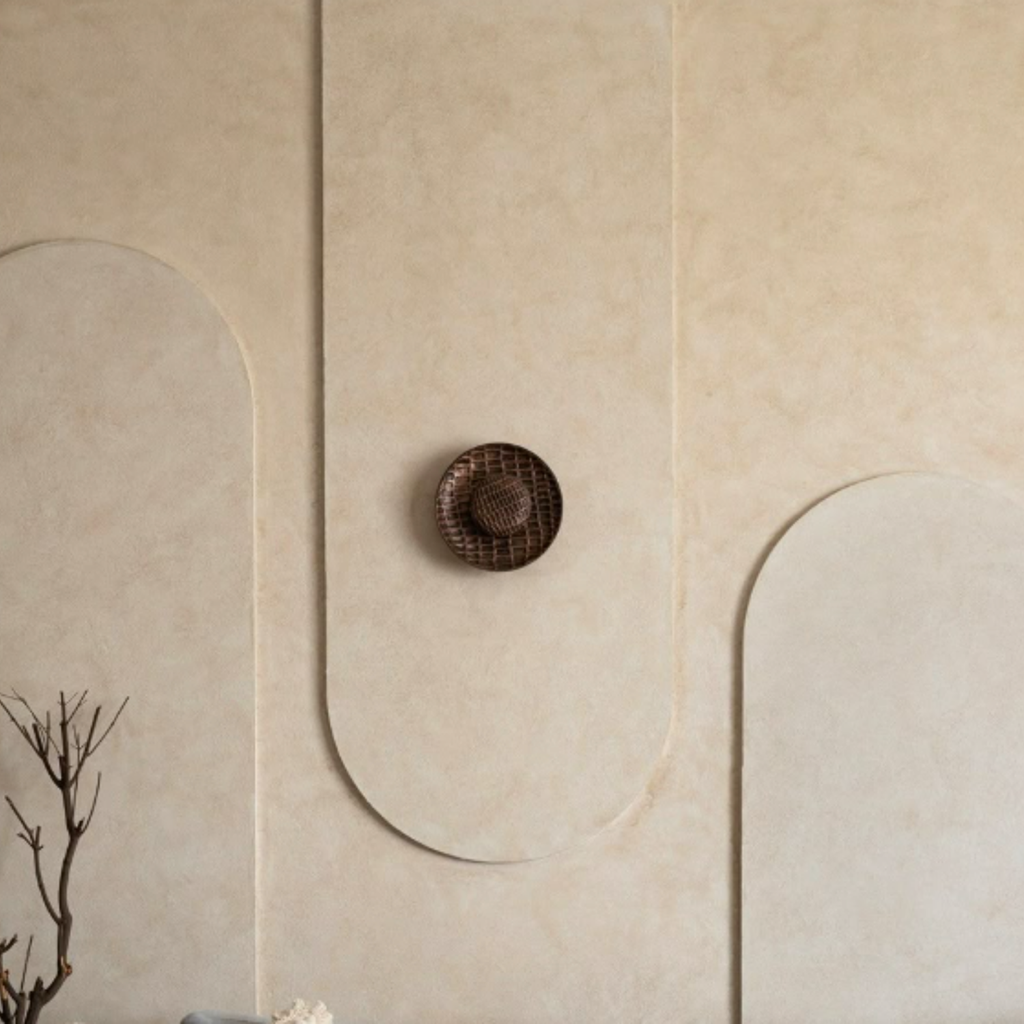 Magamistoa ühele määratud seinale tasapinna pealne kaare motiiv, seinaga sama värvi